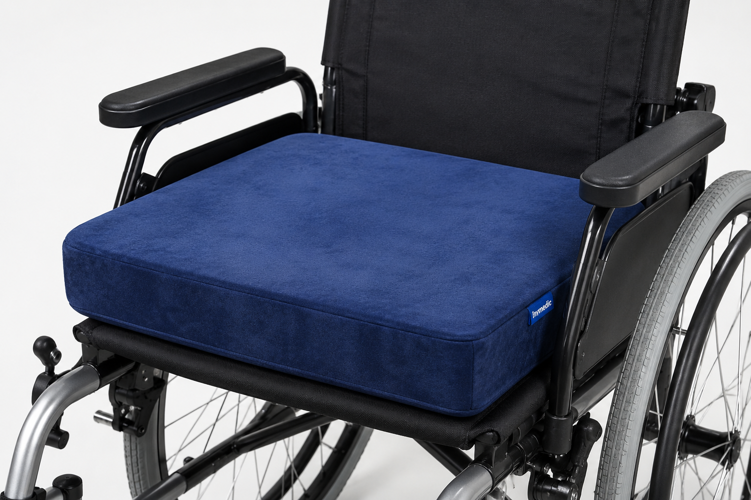 Coussin anti-escarres installé sur un fauteuil roulant