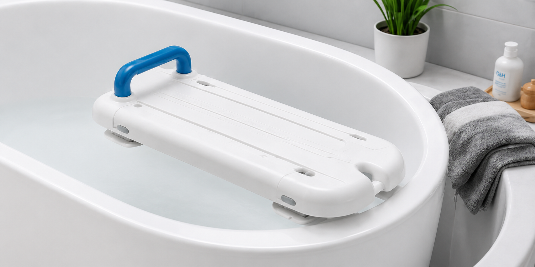 Planche de bain avec poignée installée sur une baignoire