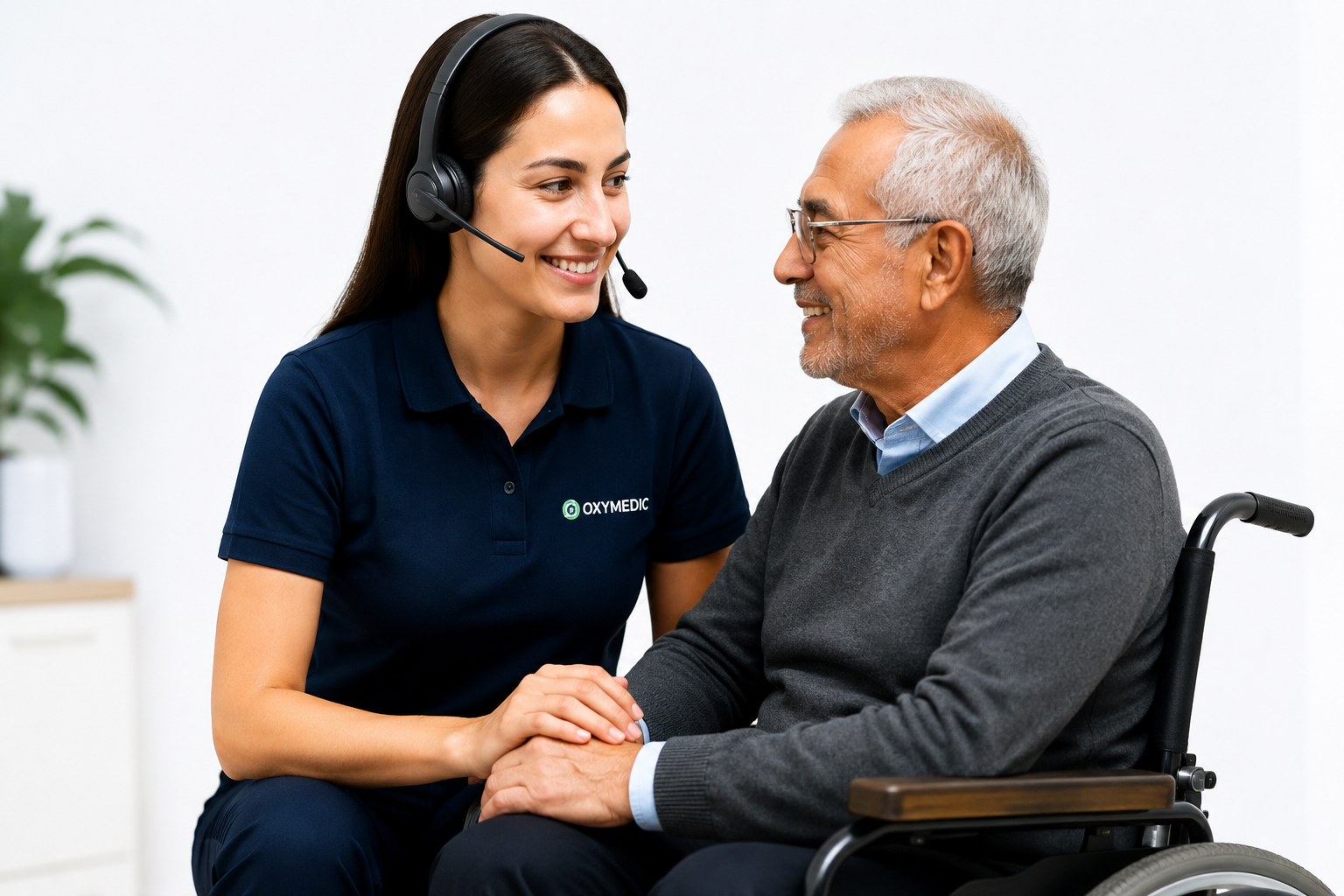 Conseillère OXYMEDIC accompagnant un senior en fauteuil roulant