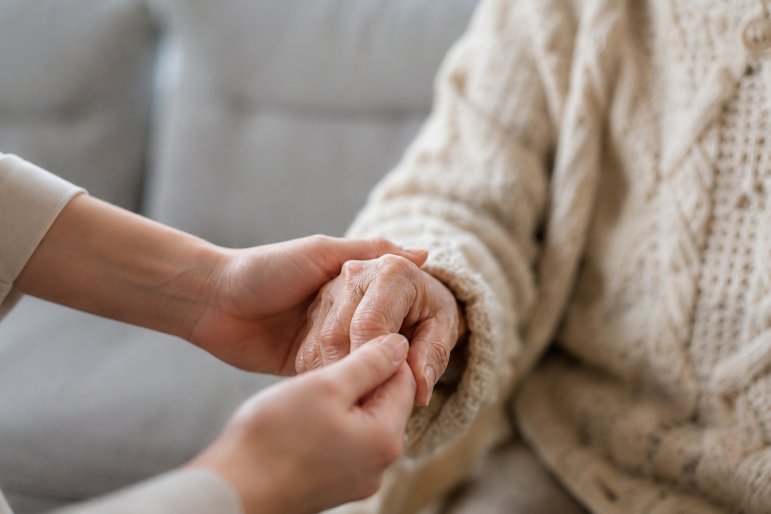 Aidant tenant la main d’un patient lors de soins à domicile au Maroc